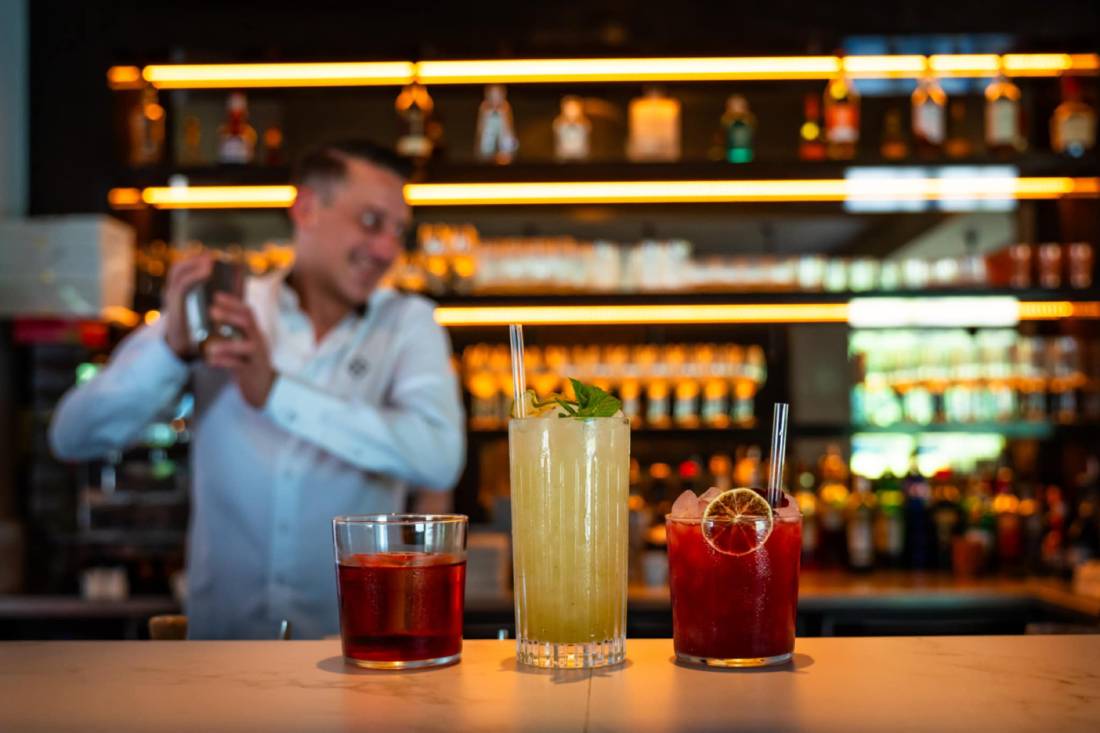 Man die cocktails maakt