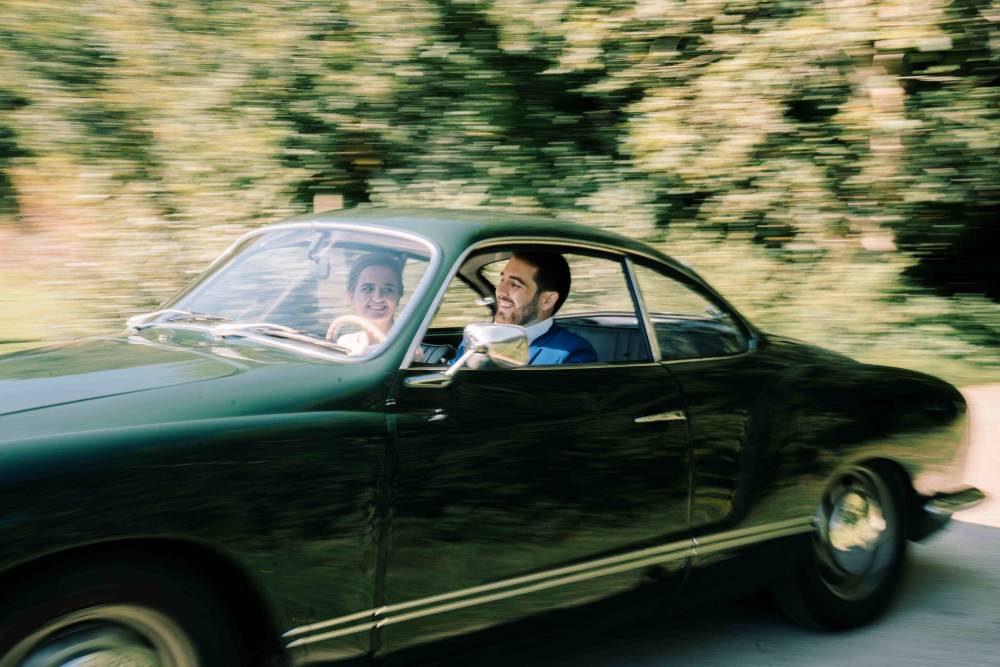 Koppel in een auto op hun huwelijksdag